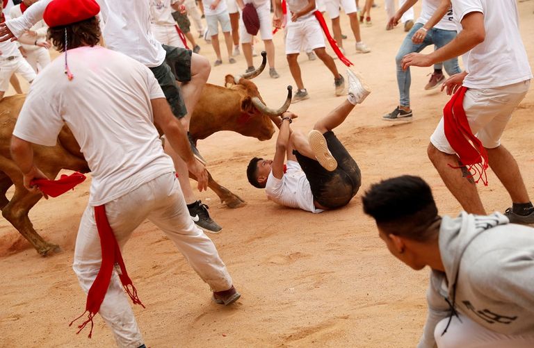 مهرجان سان فيرمين السنوي لركض الثيران في مدينة بامبلونا الإسبانية