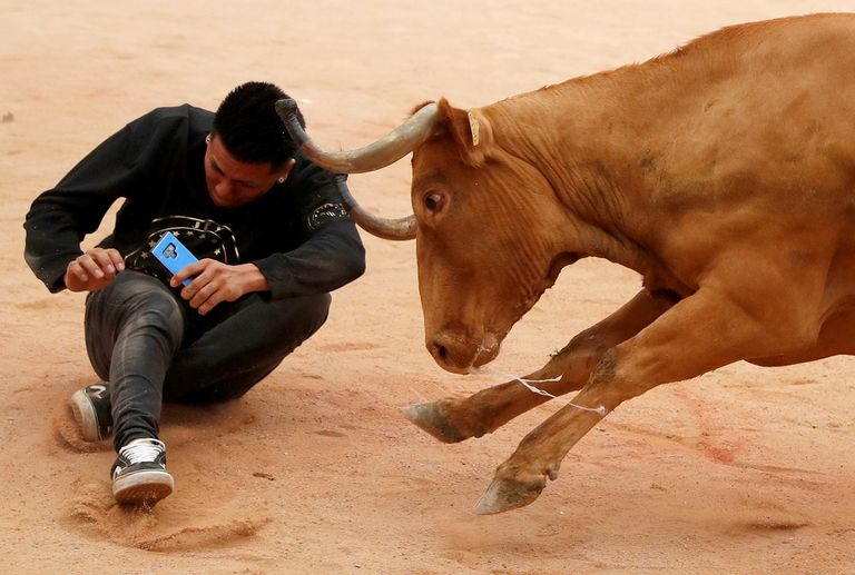مهرجان سان فيرمين السنوي لركض الثيران في مدينة بامبلونا الإسبانية