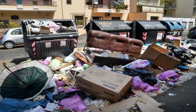 النفايات تنتشر في شوارع روما