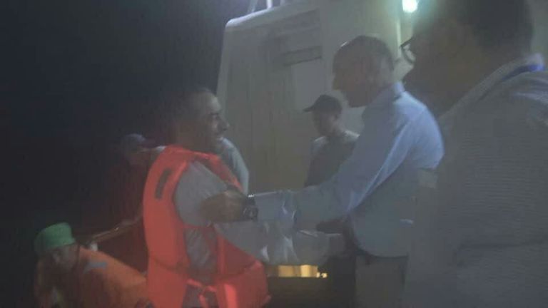 جانب من وصول وفد الحكومة إلى متن السفينة الأممية