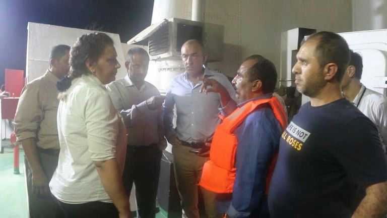 جانب من وصول وفد الحكومة إلى متن السفينة الأممية