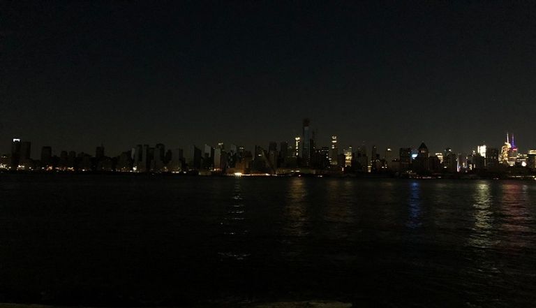 الظلام يغرق غالبية مناطق مانهاتن بنيويورك