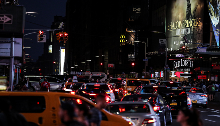 الظلام يغرق غالبية مناطق مانهاتن بنيويورك