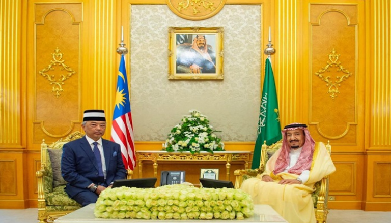 العاهل السعودي وملك ماليزيا خلال اللقاء 