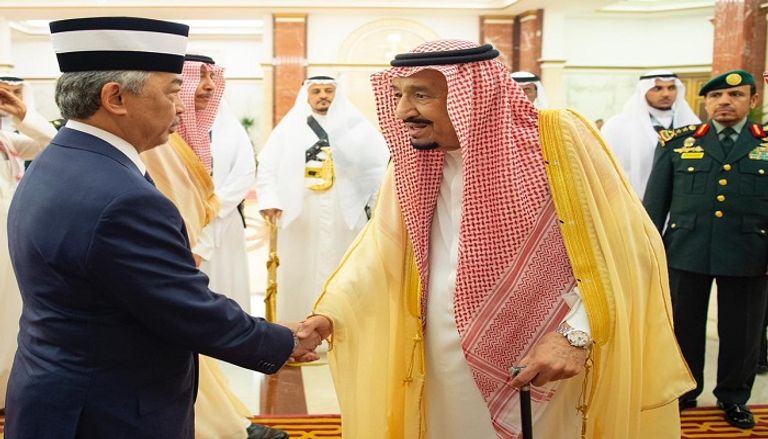 العاهل السعودي وملك ماليزيا خلال اللقاء