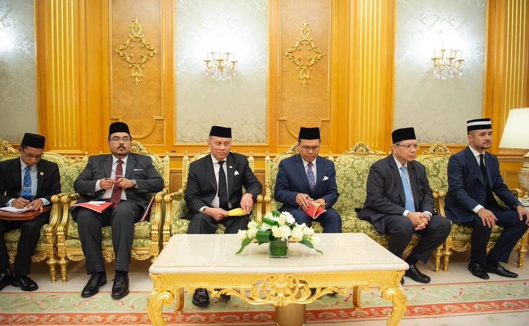 العاهل السعودي وملك ماليزيا خلال اللقاء