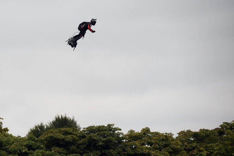 "رجل طائر" فوق الشانزليزيه خلال عرض العيد الوطني الفرنسي