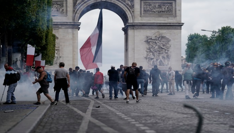الشرطة الفرنسية تطلق الغاز على المتحتجين 