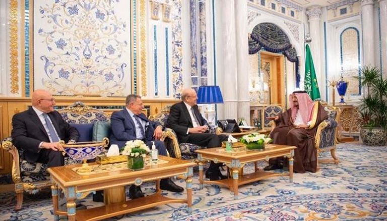خادم الحرمين الشريفين الملك سلمان بن عبدالعزيز آل سعود خلال اللقاء