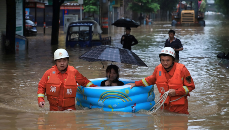 الأمطار الغزيرة أدت إلى حدوث فيضانات وإجلاء الآلاف في الصين