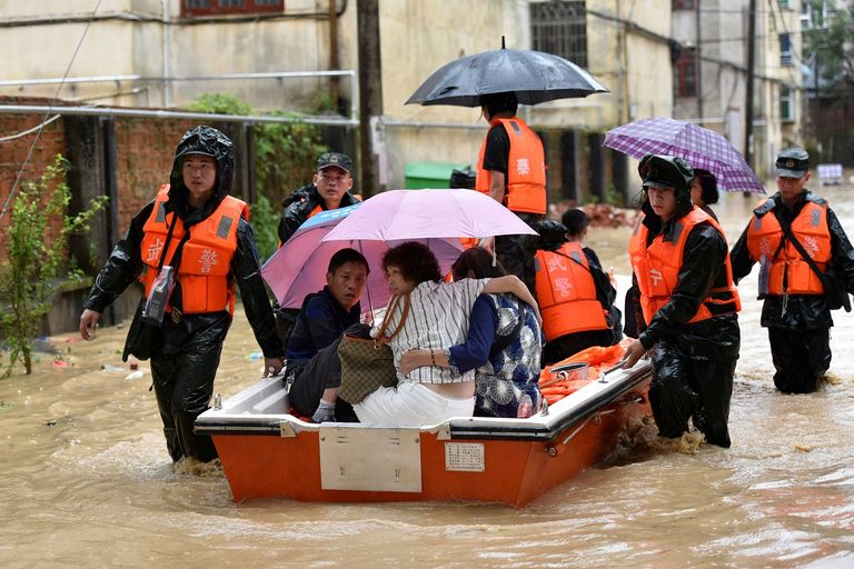 الأمطار الغزيرة أدت إلى حدوث فيضانات وإجلاء الآلاف في الصين
