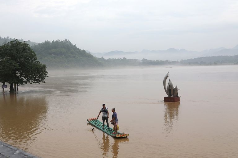 الأمطار الغزيرة أدت إلى حدوث فيضانات وإجلاء الآلاف في الصين