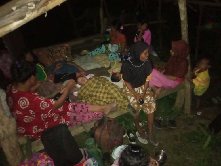 السكان لجأوا إلى مدارس خوفا من توابع الزلزال