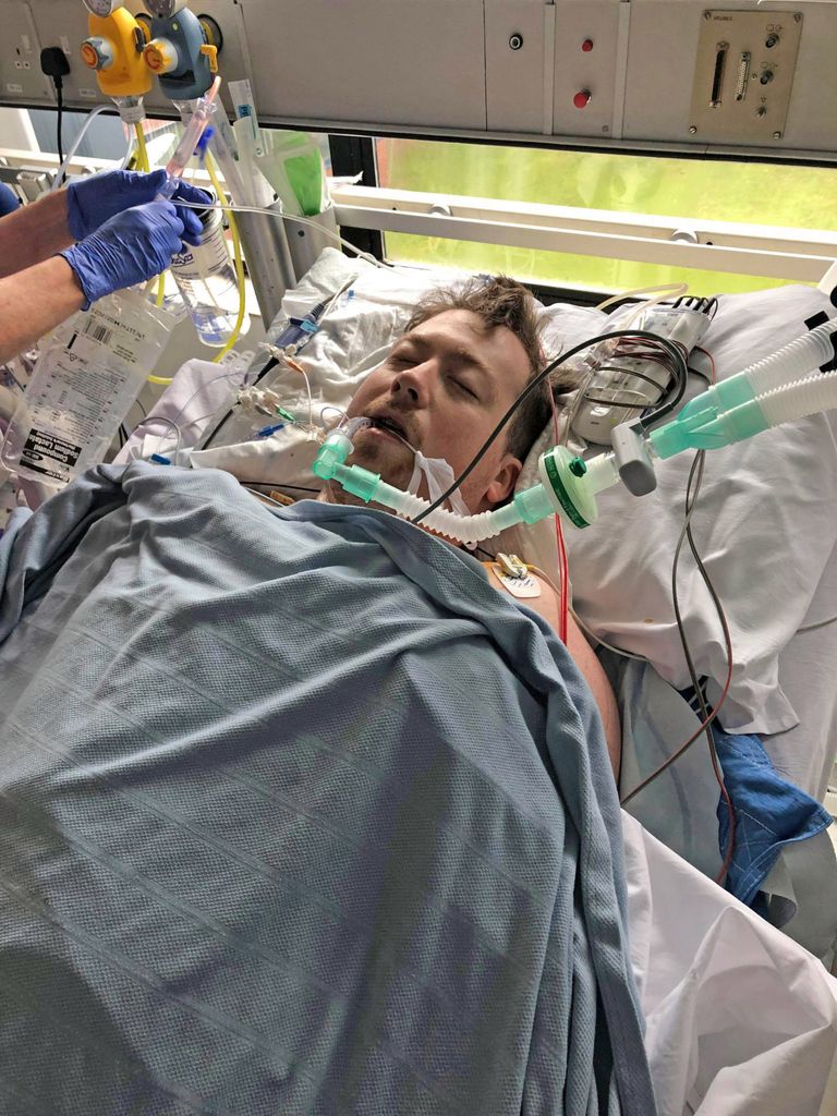 جورج كوكس يحمل ساعة أبل