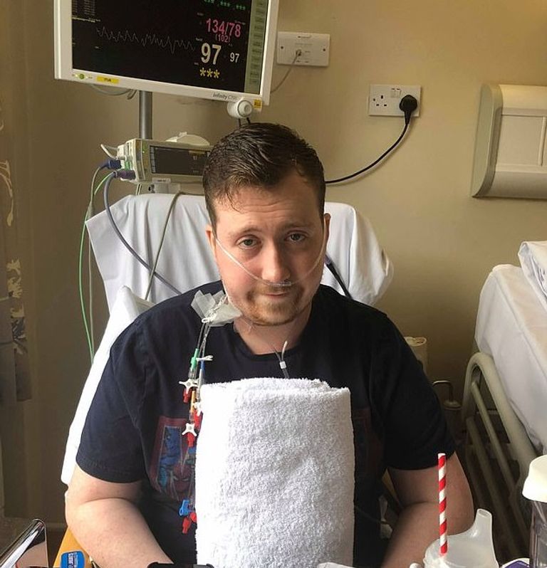 جورج كوكس يحمل ساعة أبل