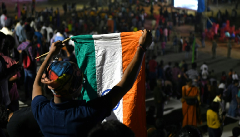 متفرّج يرفع العلم الهندي وسط حشود تحضر إطلاق مهمة "شاندرايان-2"