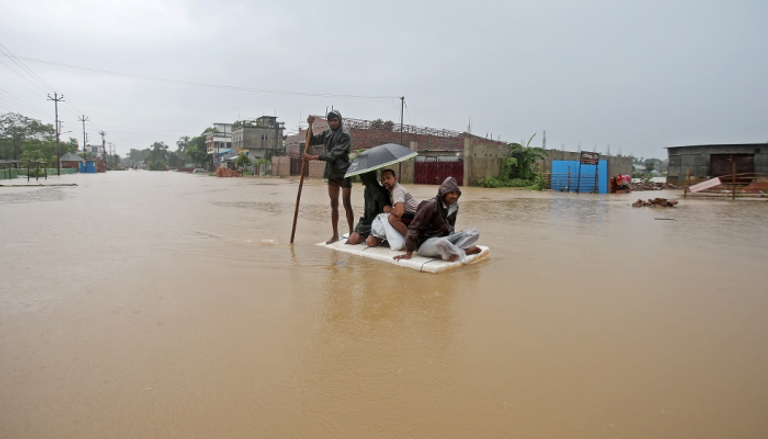 الفيضانات تسببت في نزوح الآلاف من منازلهم