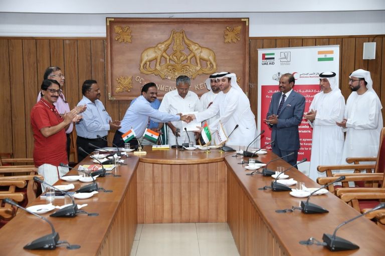 بيناراي فيجايان مع وفد الهلال الأحمر الإماراتي