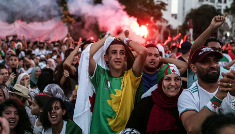 مشجعون جزائريون يتابعون مباراة منتخب بلادهم أمام نيجيريا