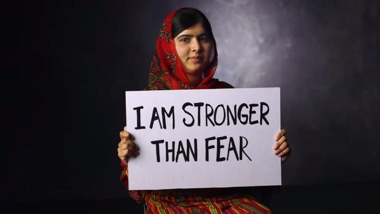 الناشطة ملالا يوسف وسط طالبات إثيوبيات