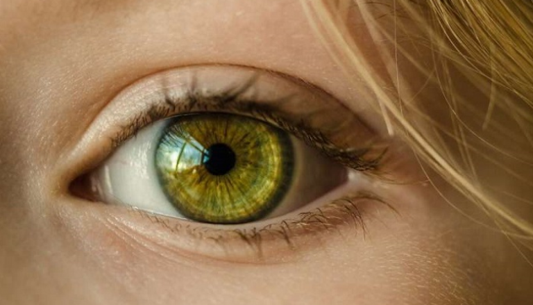 إنزيم "كولاجيناز".. حل واعد لعلاج حروق العين