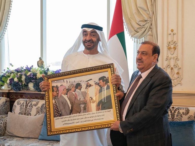 رئيس مجلس النواب اليمني يهدي الشيخ محمد بن زايد آل نهيان صورة للشيخ زايد بن سلطان آل نهيان الشيخ محمد بن زايد آل نهيان خلال استقبال رئيس مجلس النواب اليمني