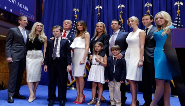 ترامب برفقة أبنائه وزوجاتهم وأحفاده - أرشيفية