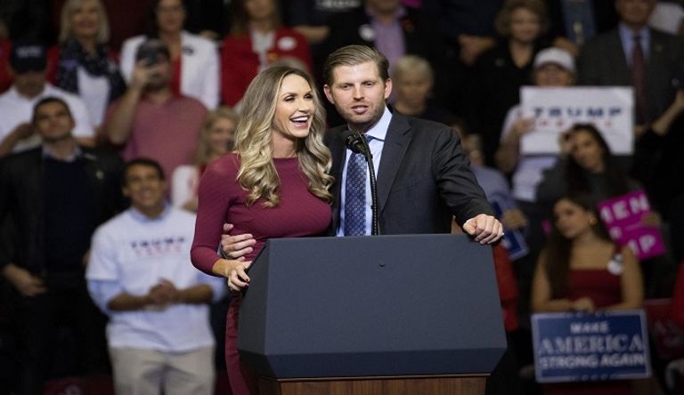 ترامب برفقة أبنائه وزوجاتهم وأحفاده - أرشيفية