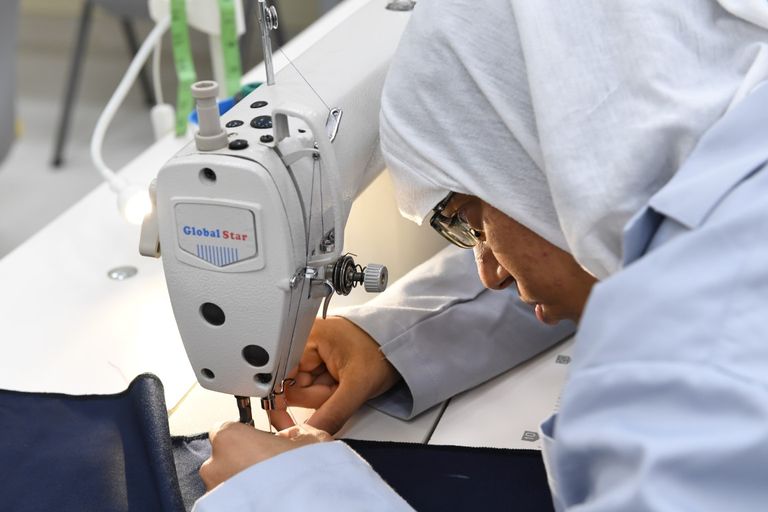 أنامل أصحاب الهمم تغزل الزي المدرسي