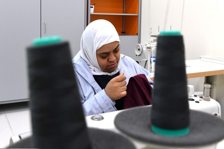 أنامل أصحاب الهمم تغزل الزي المدرسي