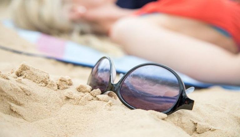 أخصائية تقدم الطريقة المثلى لتنظف نظارتك الشمسية من الرمال