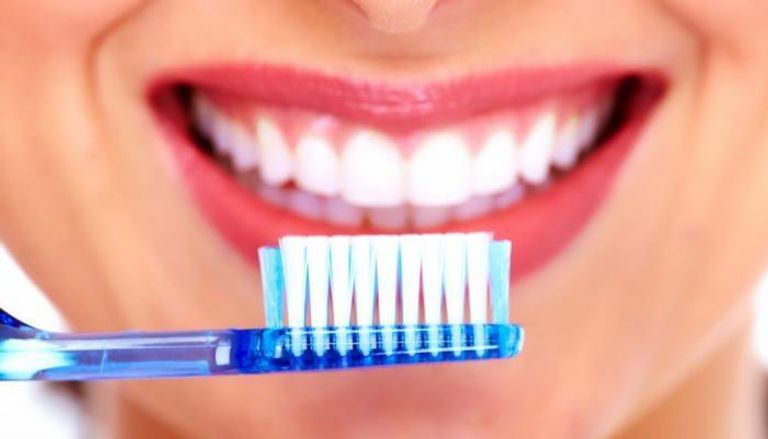 الحصول على أسنان نظيفة يبدأ بغسل الأسنان ثلاث مرات يوميا