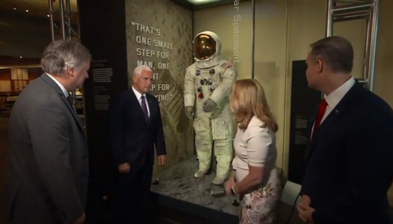 زي نيل أرمسترونج خلال رحلته إلى القمر في متحف بواشنطن