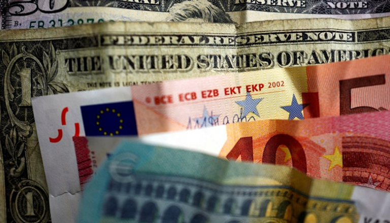 أوراق نقدية بالدولار الأمريكي واليورو - رويترز
