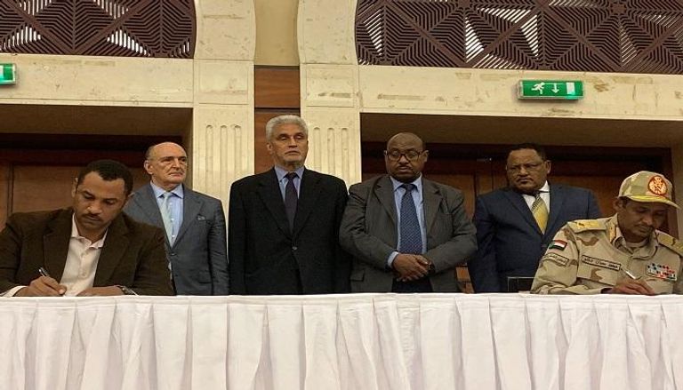 طرفا الحوار في السودان يوقعان الاتفاق السياسي