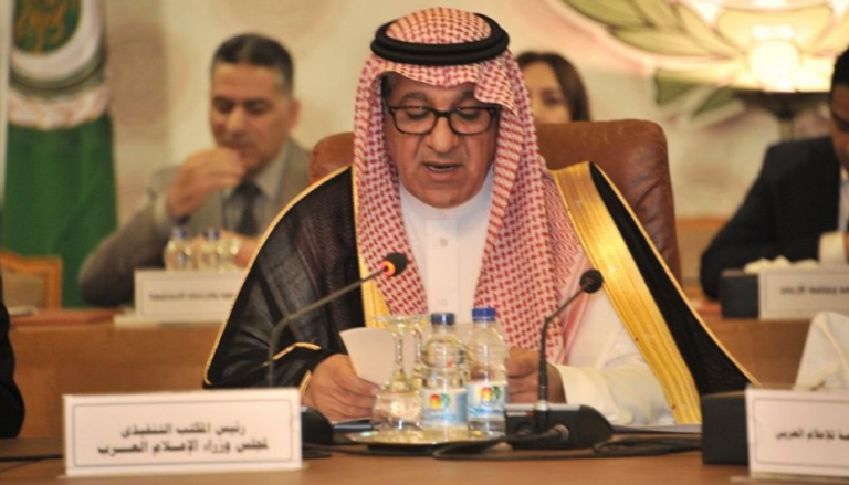 وزير الإعلام السعودي خلال إلقاء كلمته 