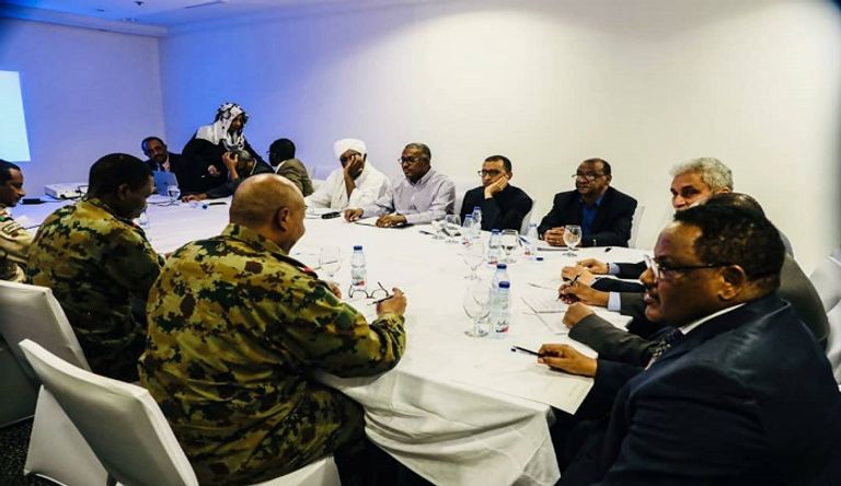 ساعات تفاوض شاقة انتهت بتوقيع الاتفاق الأولي للإعلان السياسي