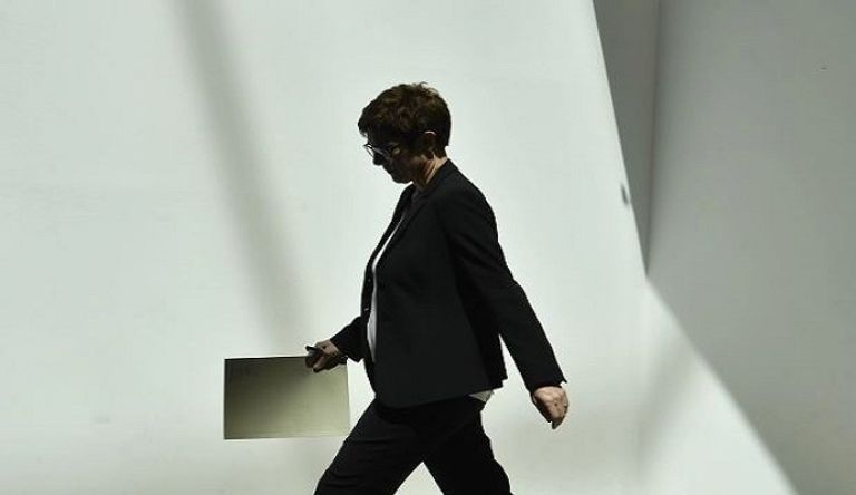 كرامب كارنباور باتت قريبة من خلافة ميركل في المستشارية