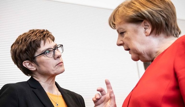 كرامب كارنباور باتت قريبة من خلافة ميركل في المستشارية