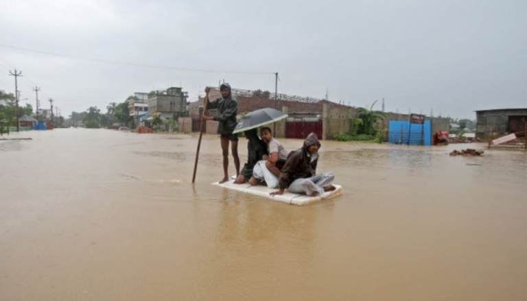 الفيضانات تسببت في نزوح آلاف الهنود من منازلهم