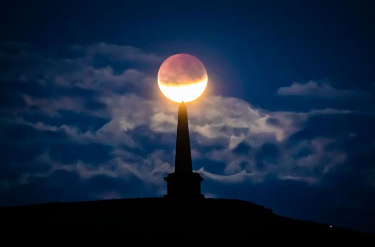 خسوف القمر بعيون المصورين