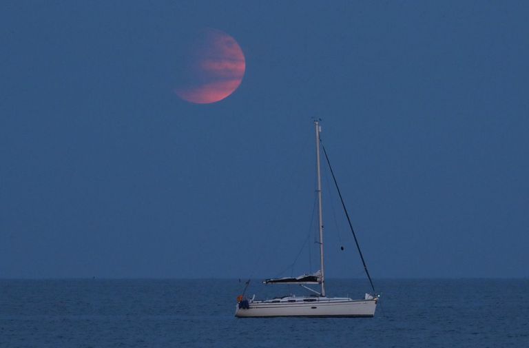 خسوف القمر بعيون المصورين