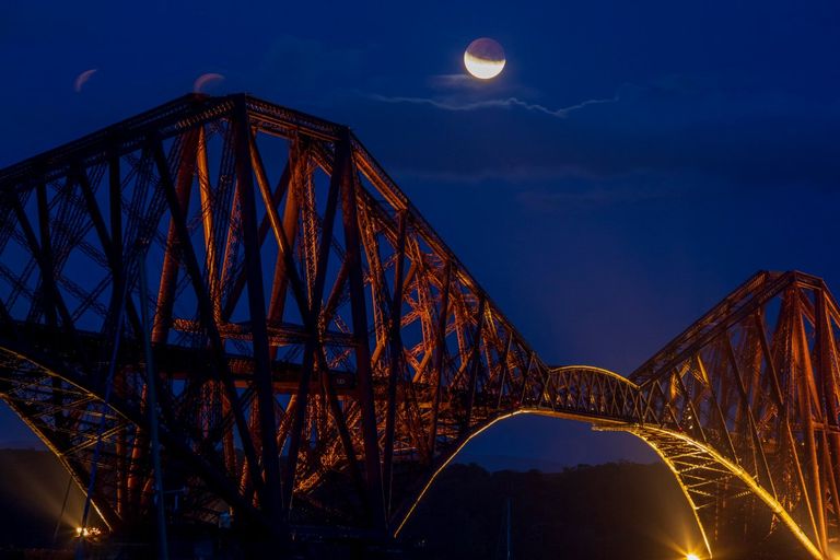 خسوف القمر بعيون المصورين