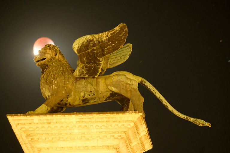 خسوف القمر بعيون المصورين