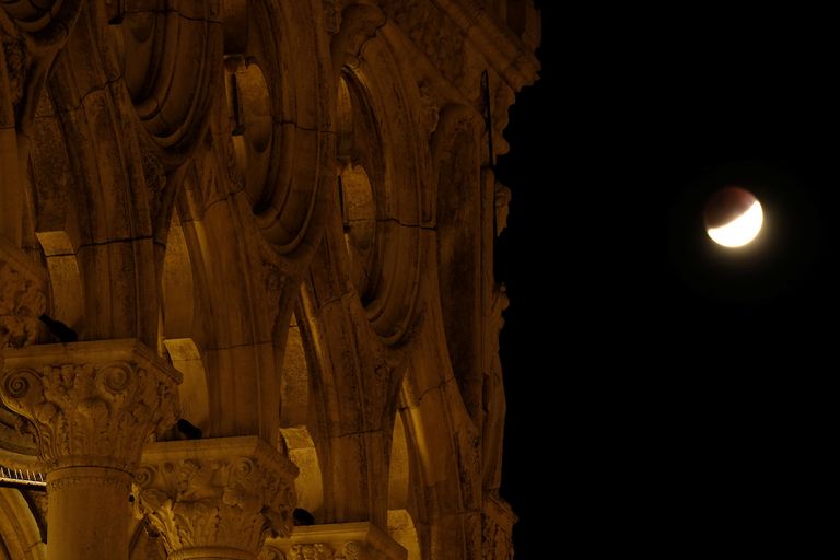 خسوف القمر بعيون المصورين