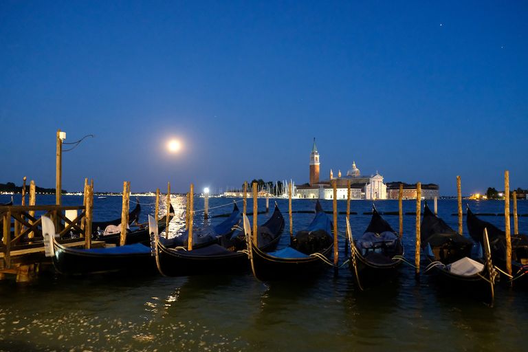 خسوف القمر بعيون المصورين