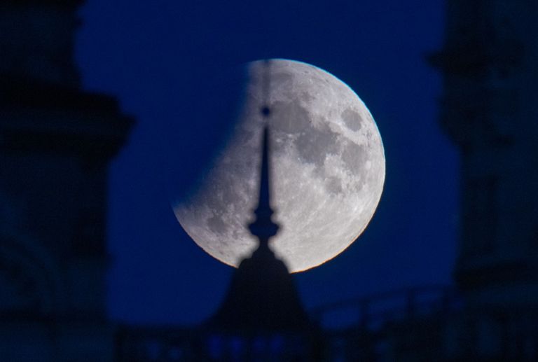 خسوف القمر بعيون المصورين