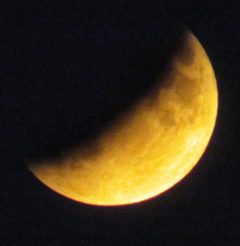 خسوف القمر بعيون المصورين