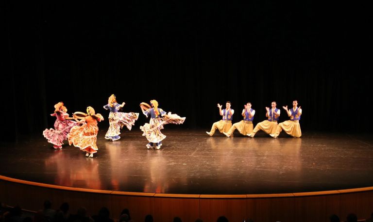 الفرقة قدمت استعراضاتها أمام ٥٠٠ مدعو