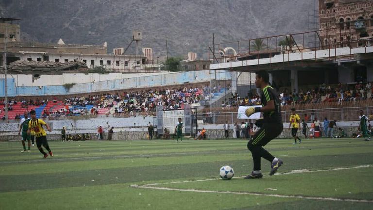 جانب من الحضور الجماهيري في ملعب الشهداء بتعز